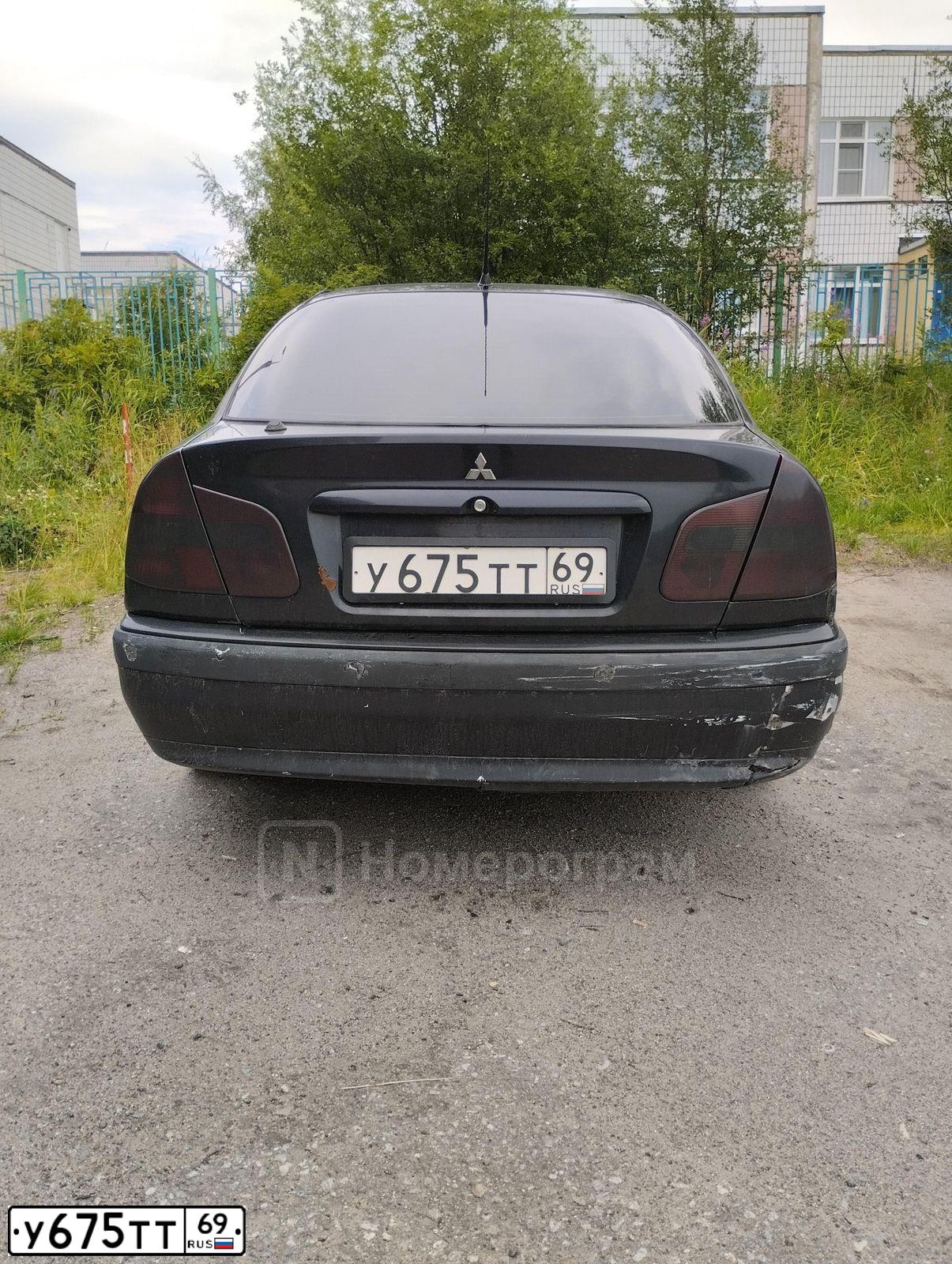 Фото автомобиля MITSUBISHI CARISMA, 2001 — госномер У675ТТ69. Цвет: ЧЕРНЫЙ