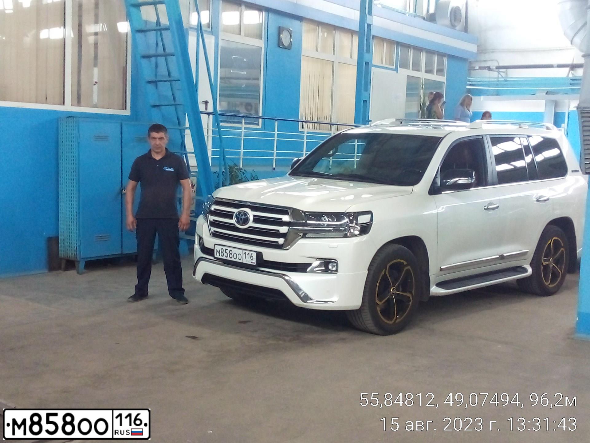 Фото автомобиля TOYOTA LANDCRUISER 200, 2017 — госномер М858ОО116. Цвет: Белый