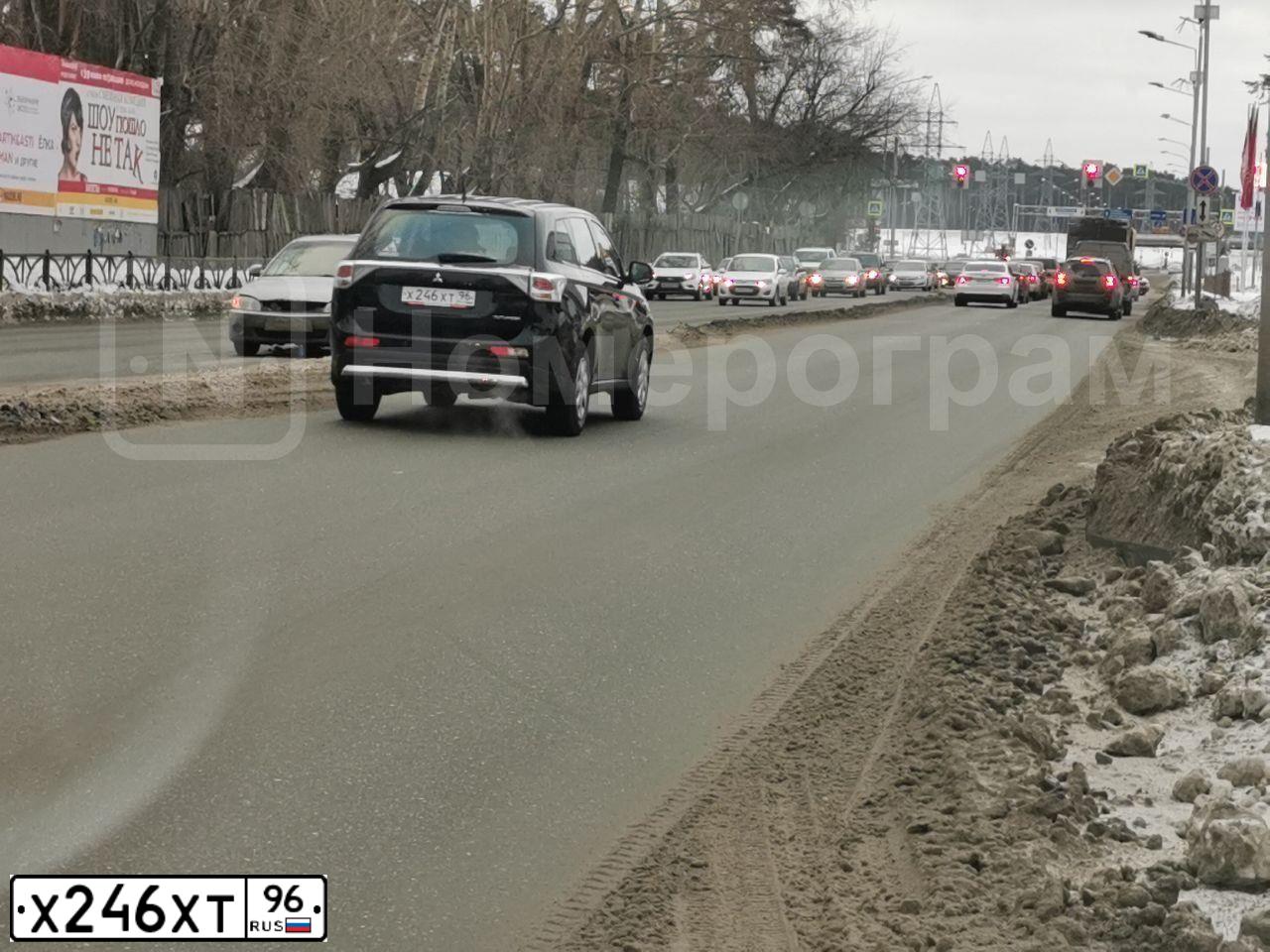 Фото автомобиля MITSUBISHI OUTLANDER, 2013 — госномер Х246ХТ96. Цвет: ЧЕРНЫЙ