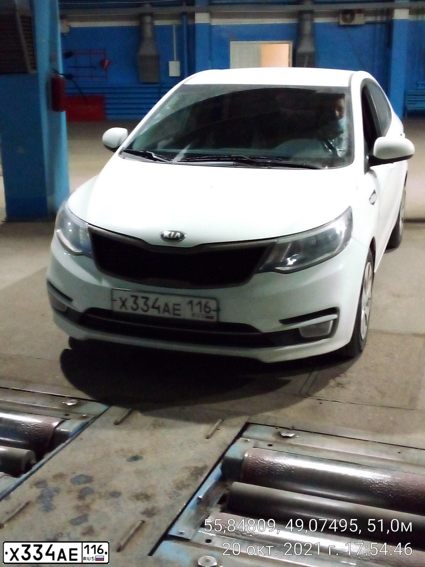 Фото автомобиля KIA RIO, 2015 — госномер Х334АЕ116. Цвет: БЕЛЫЙ