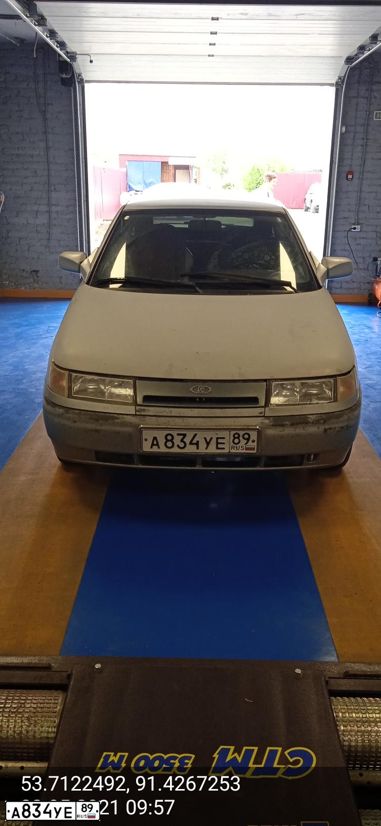 Фото автомобиля LADA 2112, 2003 — госномер А834УЕ89. Цвет: СВЕТЛО-СЕРЕБРИСТЫЙ МЕТАЛЛ