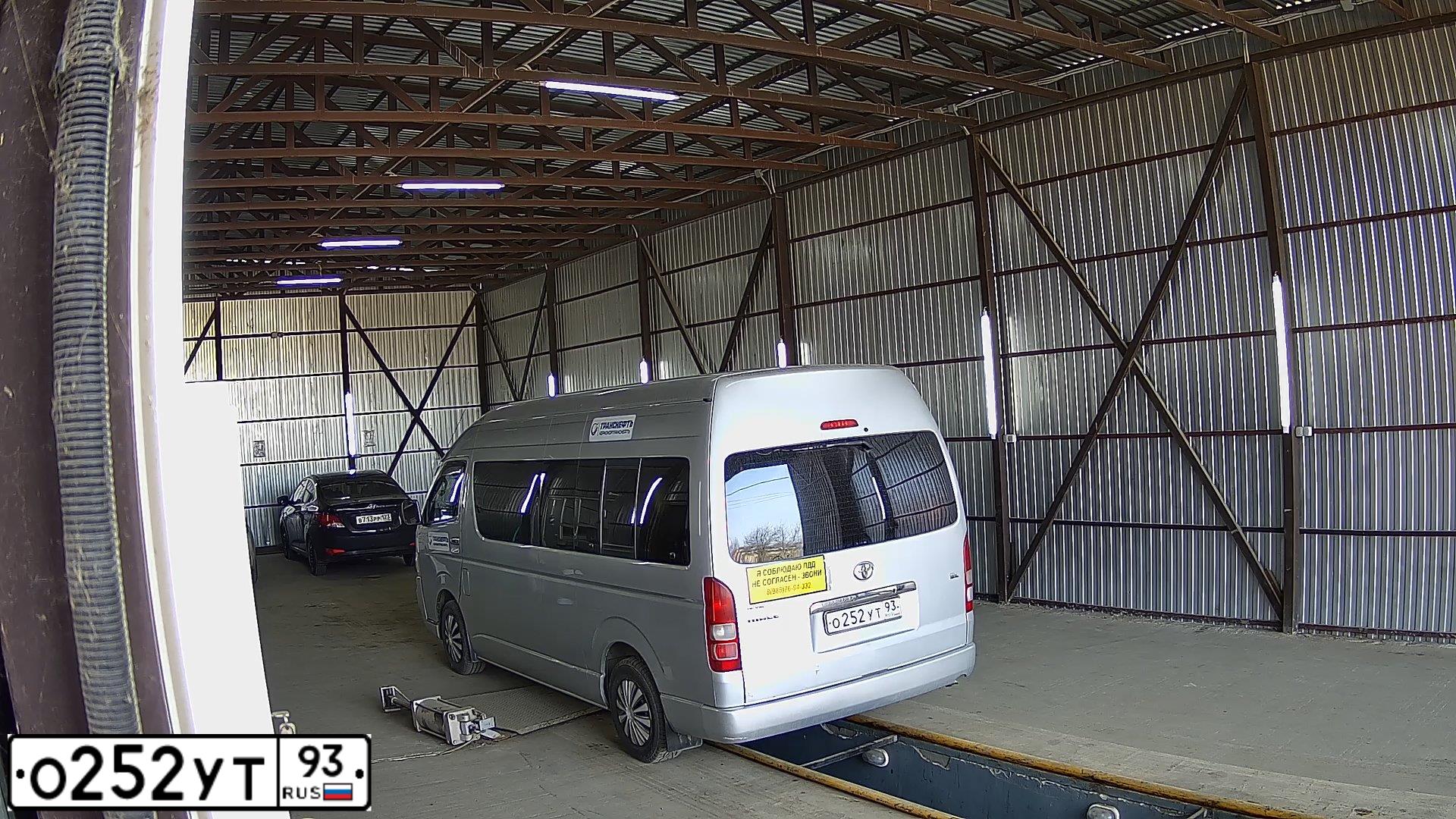 Фото автомобиля TOYOTA HIACE, 2010 — госномер О252УТ93. Цвет: СЕРЕБРИСТЫЙ