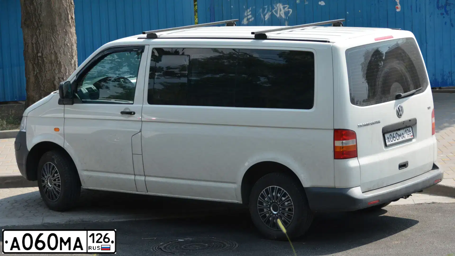 Фото автомобиля VOLKSWAGEN TRANSPORTER, 2003 — госномер А060МА126. Цвет: БЕЛЫЙ