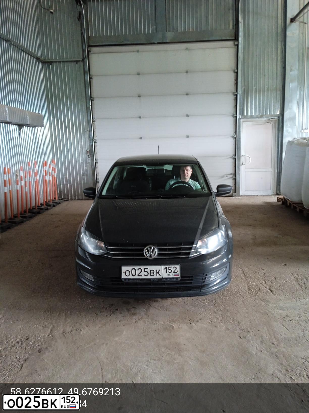 Фото автомобиля VOLKSWAGEN POLO, 2015 — госномер М452НР198. Цвет: Серый
