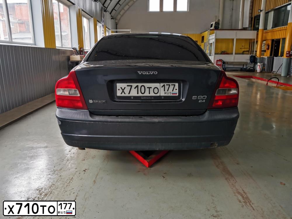 Фото автомобиля VOLVO S80, 2001 — госномер Х710ТО177. Цвет: СЕРЫЙ