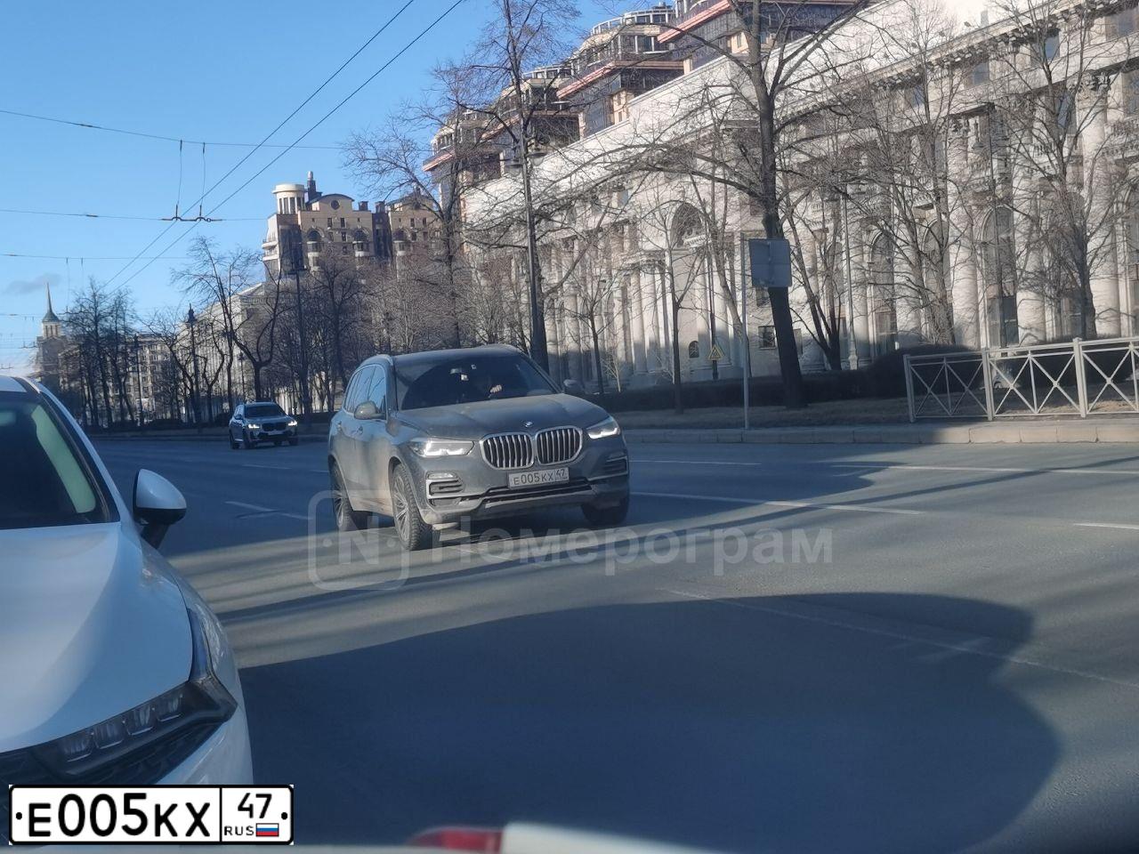 Фото автомобиля BMW X5, 2019 — госномер Н488УО198. Цвет: Серый
