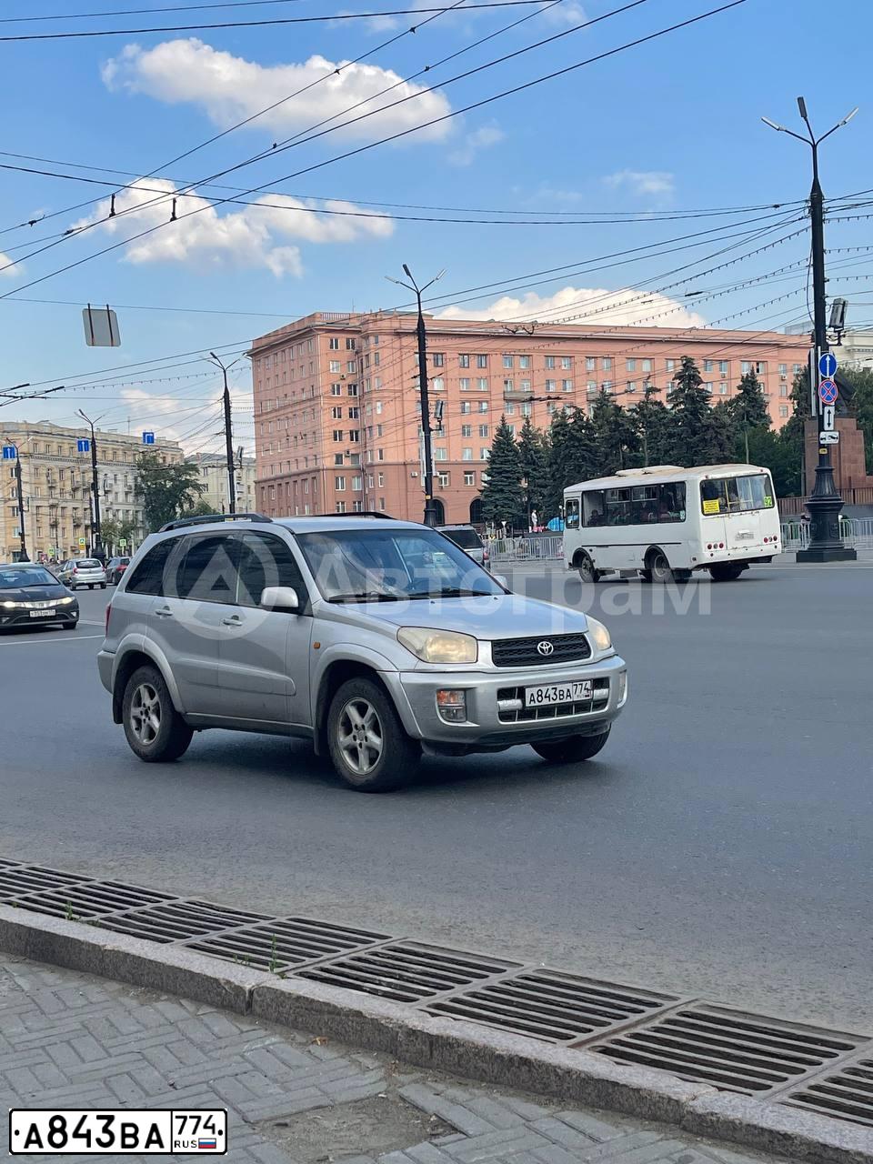Фото автомобиля TOYOTA RAV 4, 2000 — госномер О215ТЕ96. Цвет: Серебристый