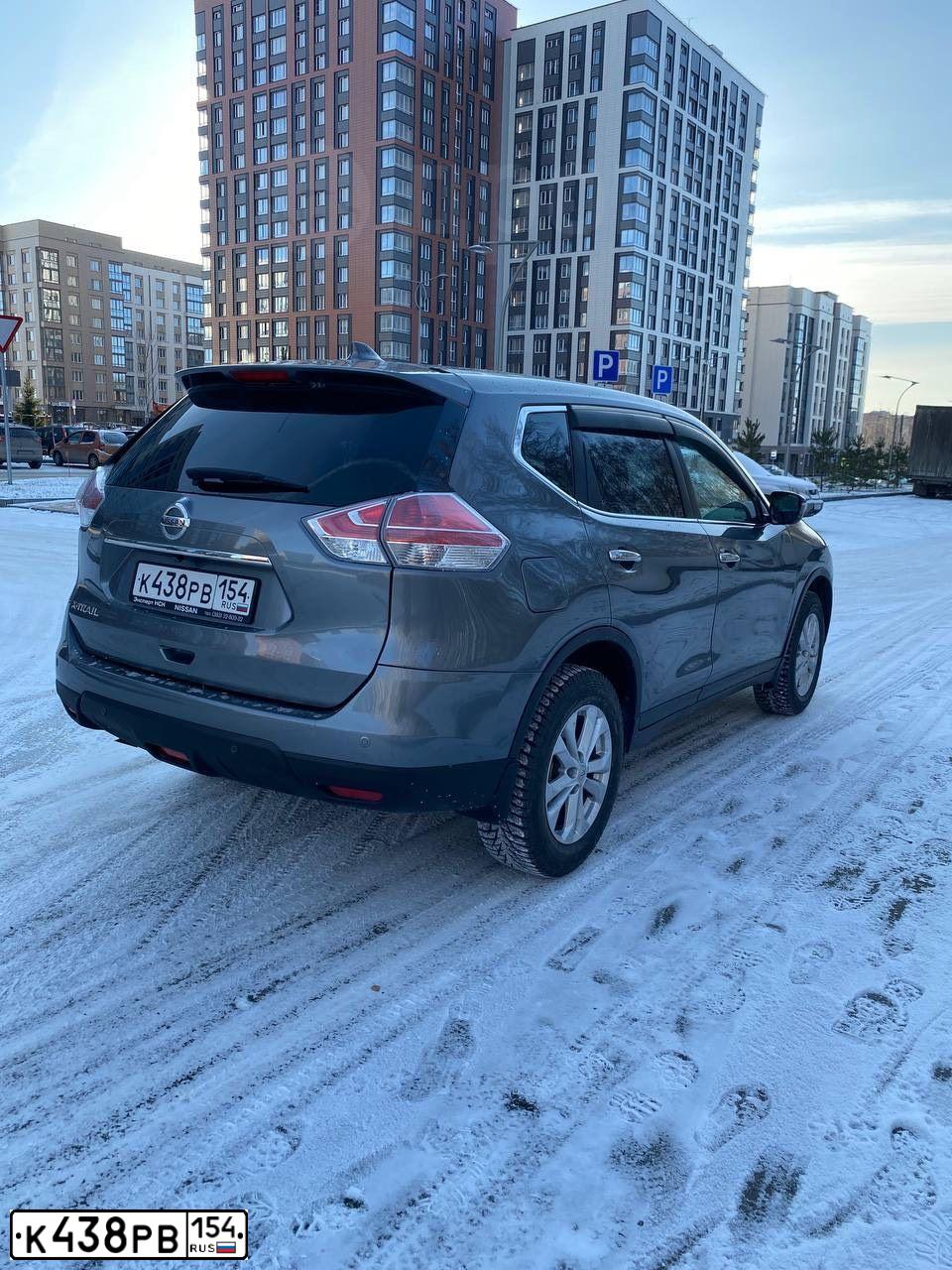 Фото автомобиля NISSAN X-TRAIL, 2018 — госномер К558ОО154. Цвет: СЕРЫЙ
