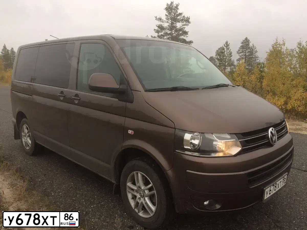 Фото автомобиля VOLKSWAGEN MULTIVAN, 2011 — госномер У678ХТ86. Цвет: Коричневый