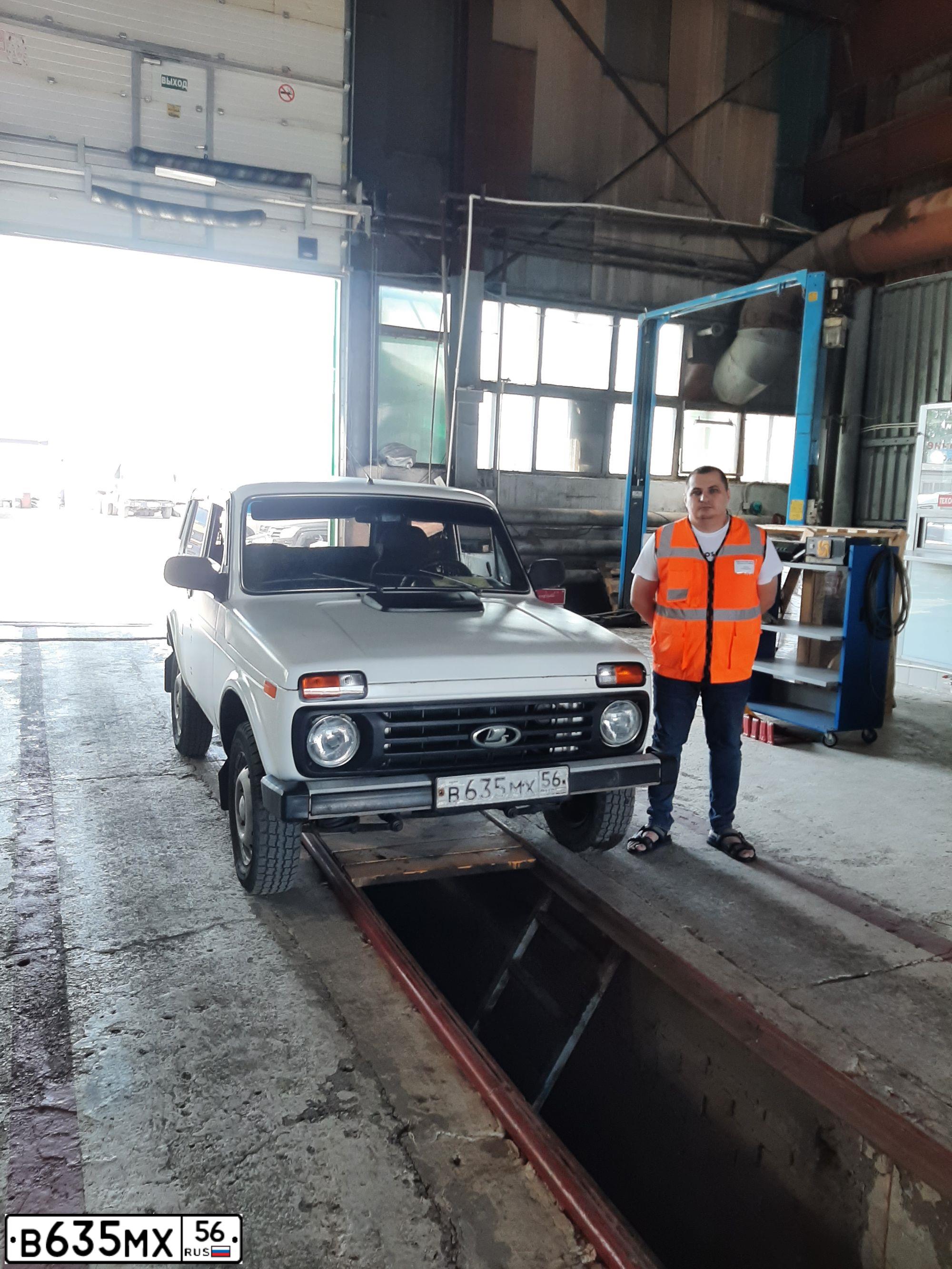Фото автомобиля LADA 2121 NIVA, 1981 — госномер В635МХ56. Цвет: БЕЛЫЙ