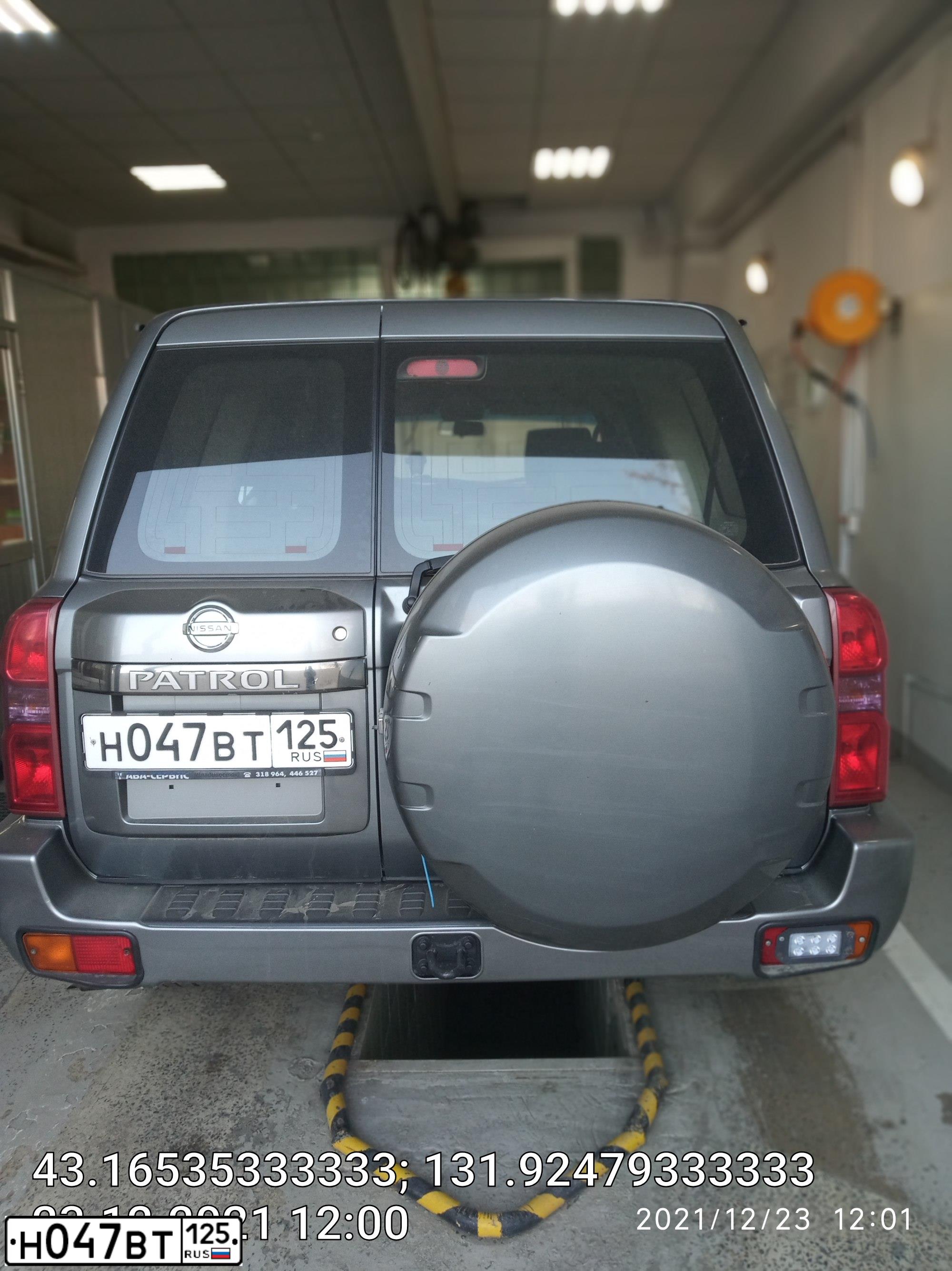 Фото автомобиля NISSAN PATROL, 2008 — госномер Н047ВТ125. Цвет: СЕРЫЙ