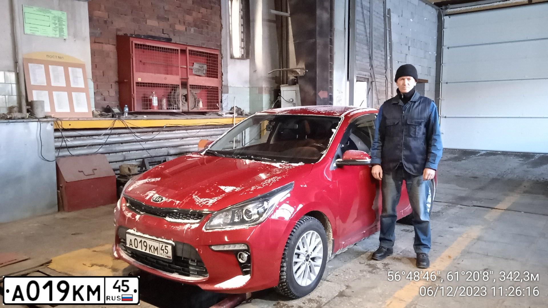 Фото автомобиля KIA RIO, 2017 — госномер С452УТ196. Цвет: Красный
