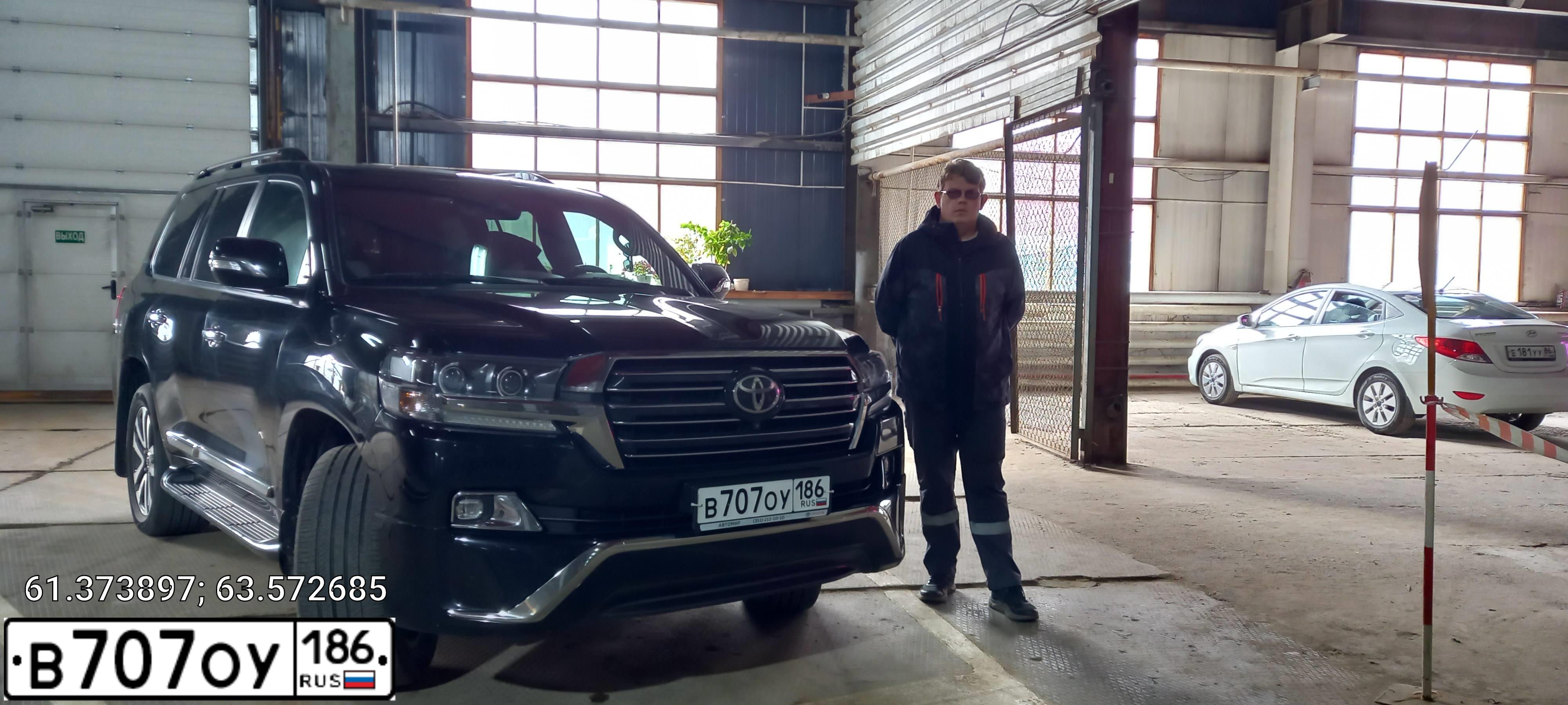 Фото автомобиля TOYOTA LANDCRUISER 200, 2016 — госномер В707ОУ186. Цвет: ЧЕРНЫЙ