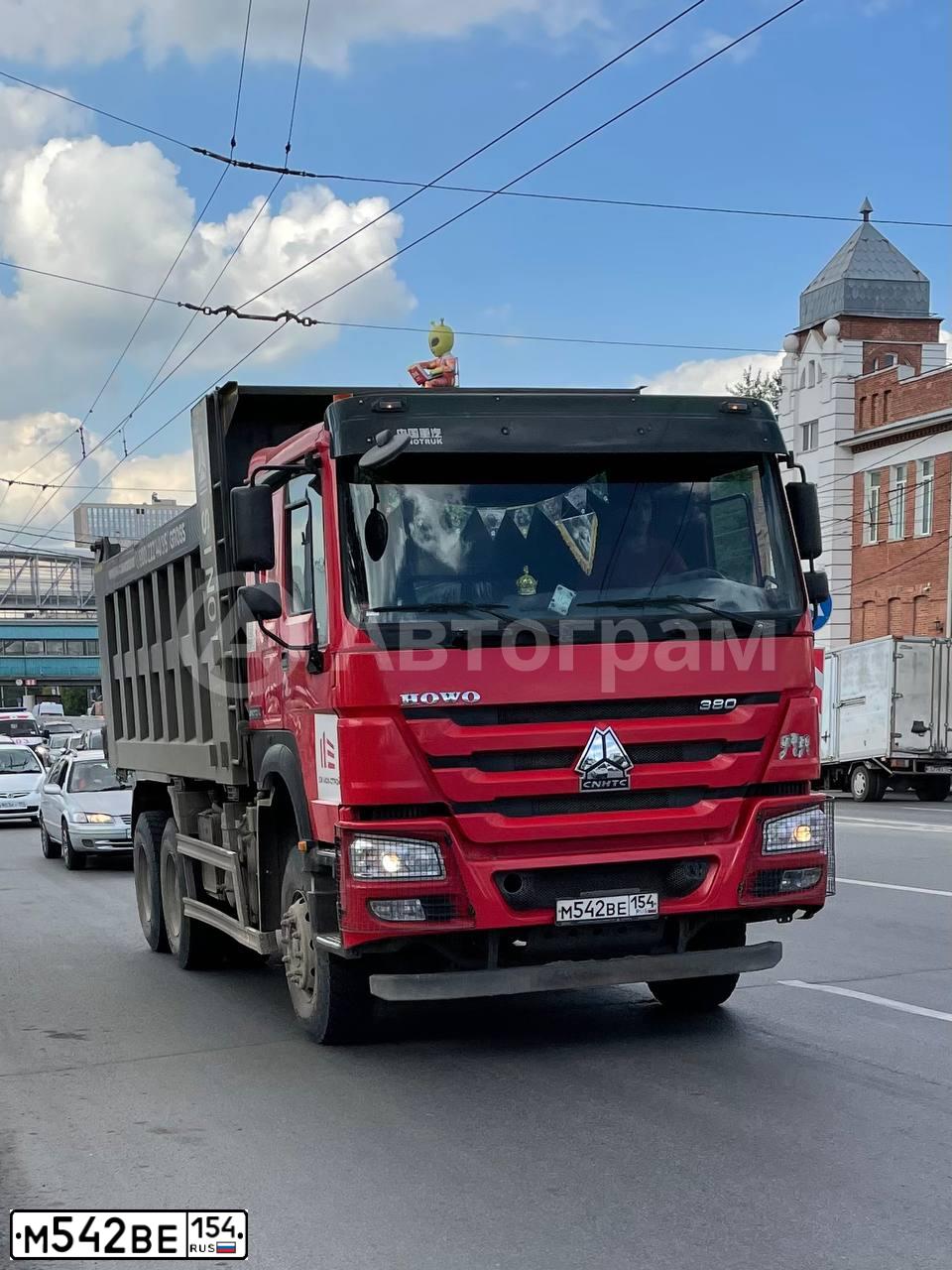 Фото автомобиля HOWO ZZ3327S3847E, 2021 — госномер Р242УЕ154. Цвет: КРАСНЫЙ