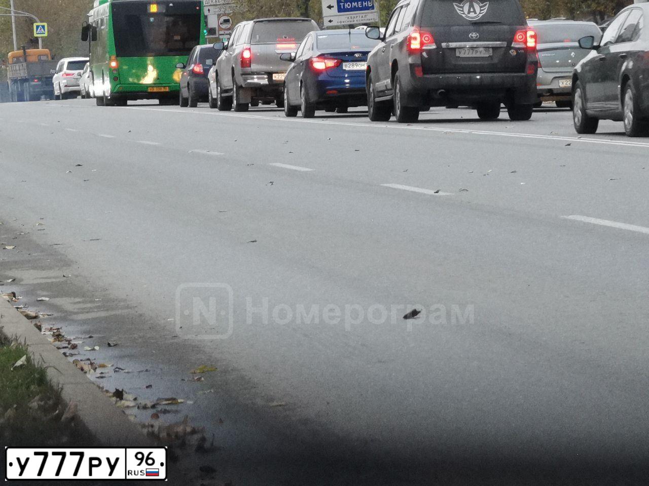 Фото автомобиля TOYOTA LANDCRUISER 200, 2012 — госномер У777РУ96. Цвет: ЧЕРНЫЙ