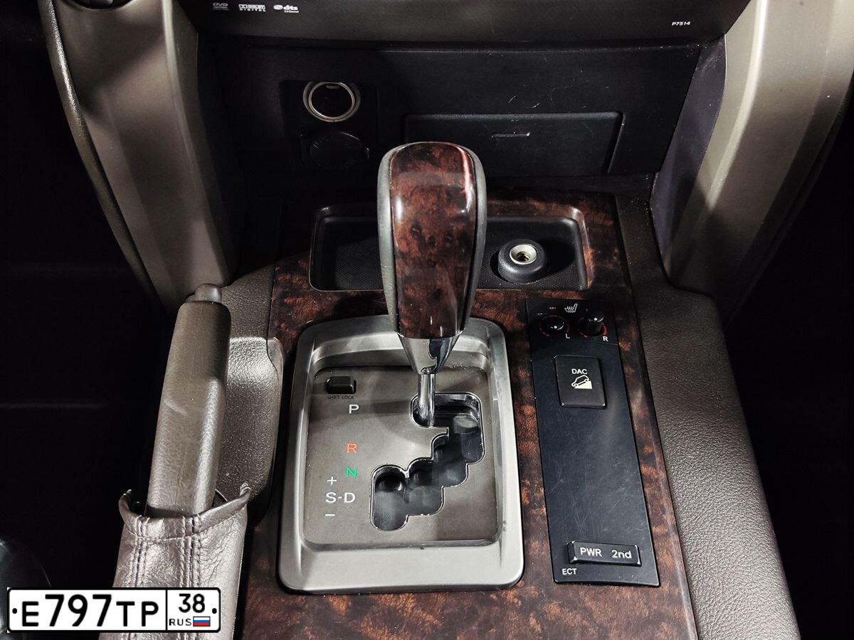 Фото автомобиля TOYOTA LANDCRUISER 200, 2012 — госномер М888ОН38. Цвет: Серебристый