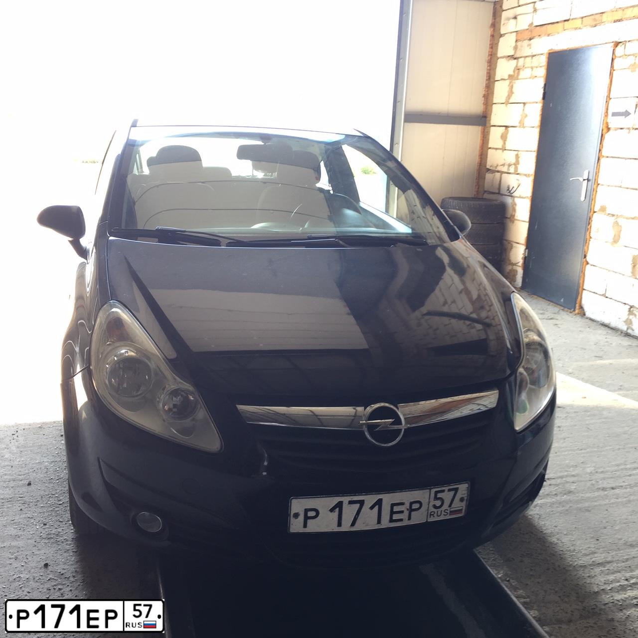 Фото автомобиля OPEL CORSA, 2006 — госномер Р171ЕР57. Цвет: ЧЕРНЫЙ