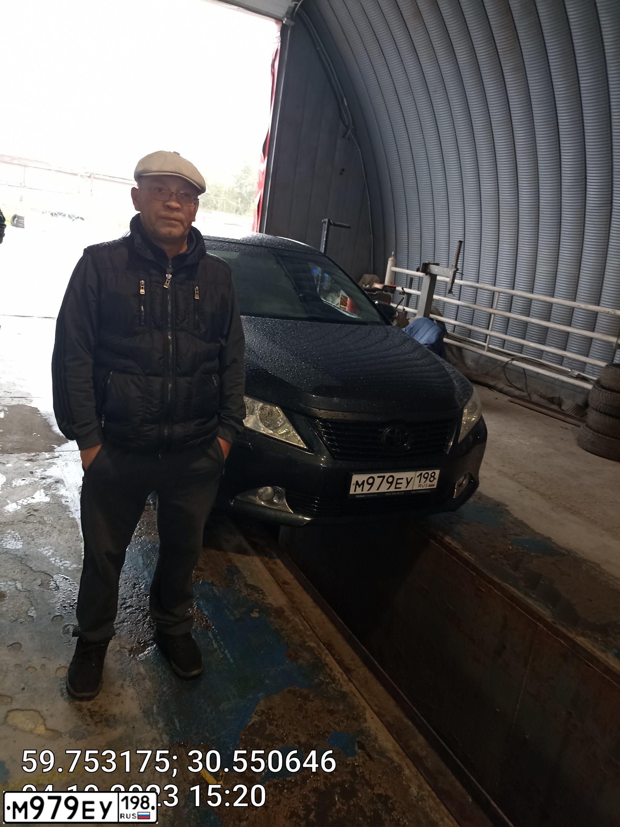 Фото автомобиля TOYOTA CAMRY, 2014 — госномер М979ЕУ198. Цвет: Темно-серый металлик