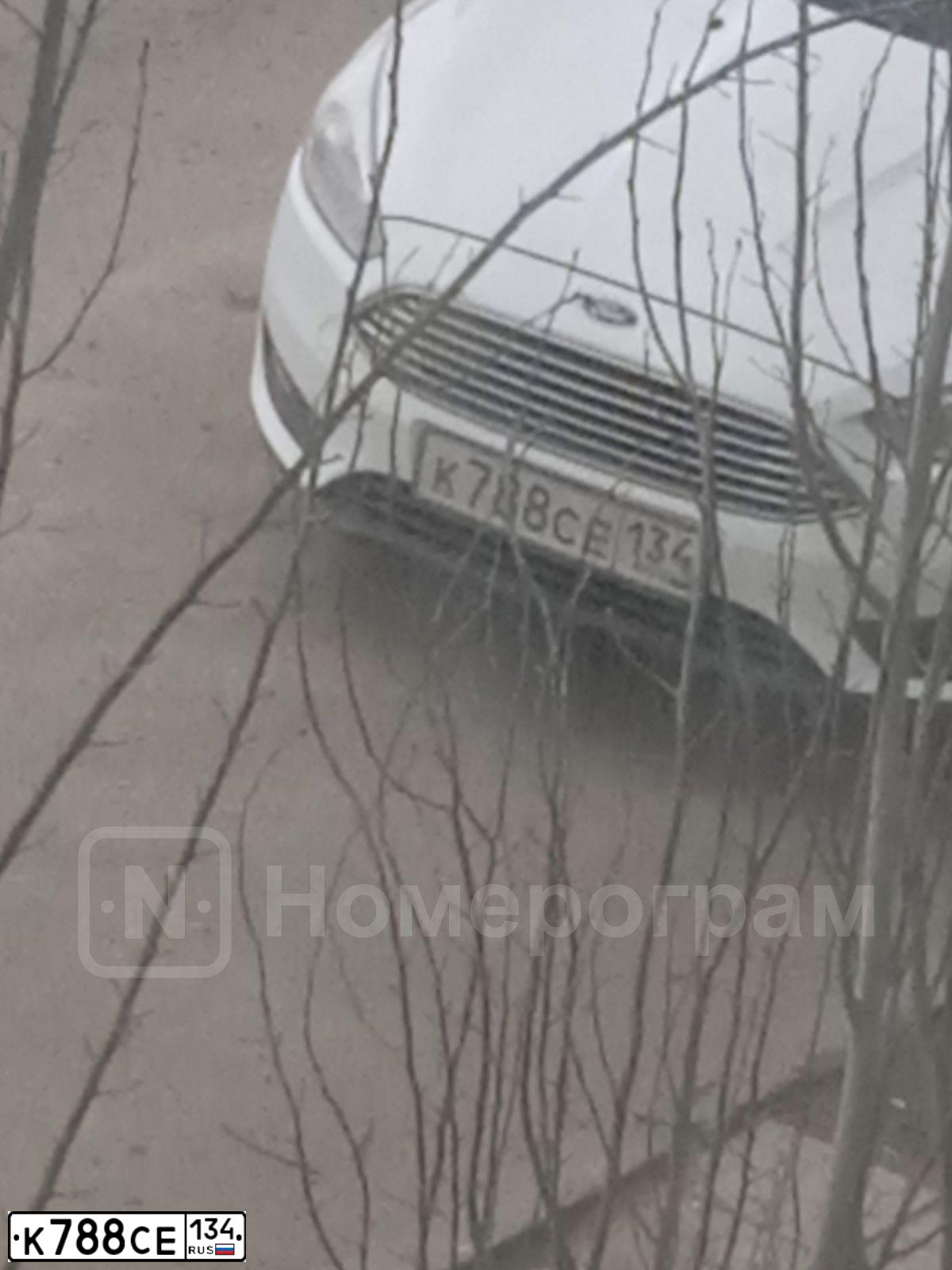 Фото автомобиля FORD FOCUS, 2016 — госномер К788СЕ134. Цвет: Белый