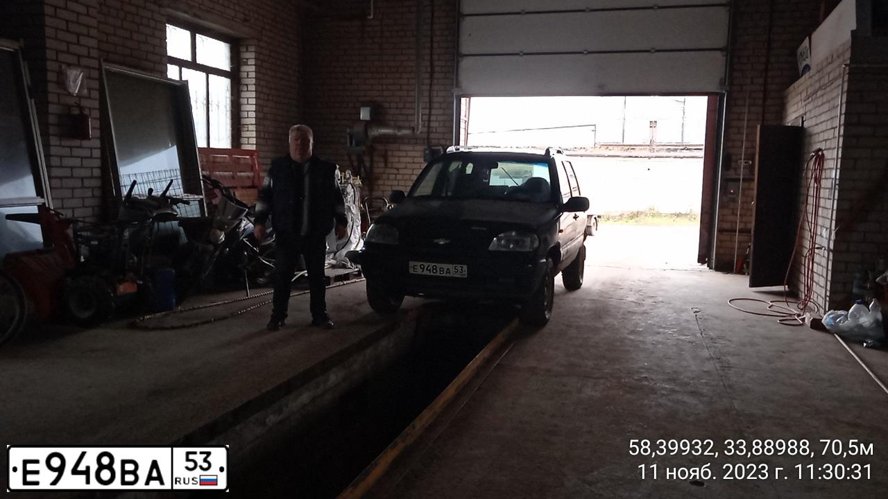 Фото автомобиля CHEVROLET NIVA, 2006 — госномер Е005ТА178. Цвет: Черно-синий металлик