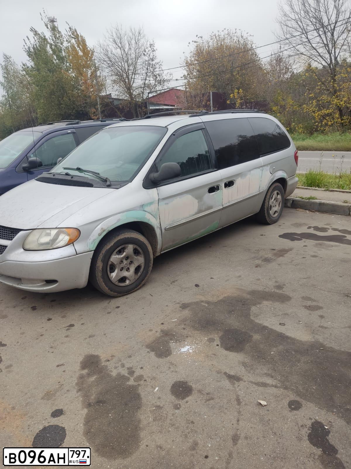 Фото автомобиля CHRYSLER VOYAGER, 2002 — госномер В096АН797. Цвет: СЕРЕБРИСТЫЙ