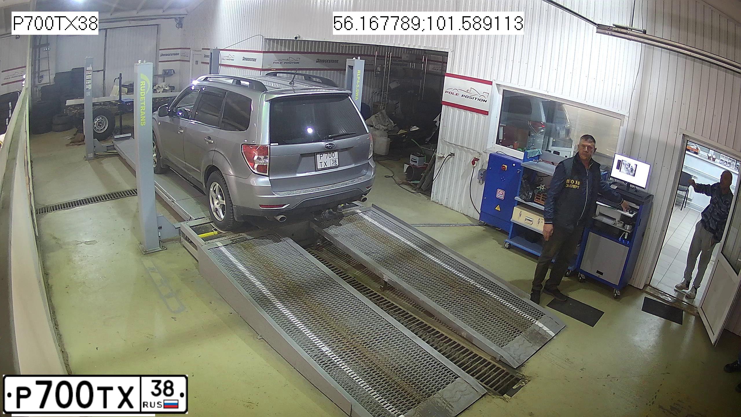 Фото автомобиля SUBARU FORESTER, 2008 — госномер Р700ТХ38. Цвет: СЕРЕБРИСТЫЙ