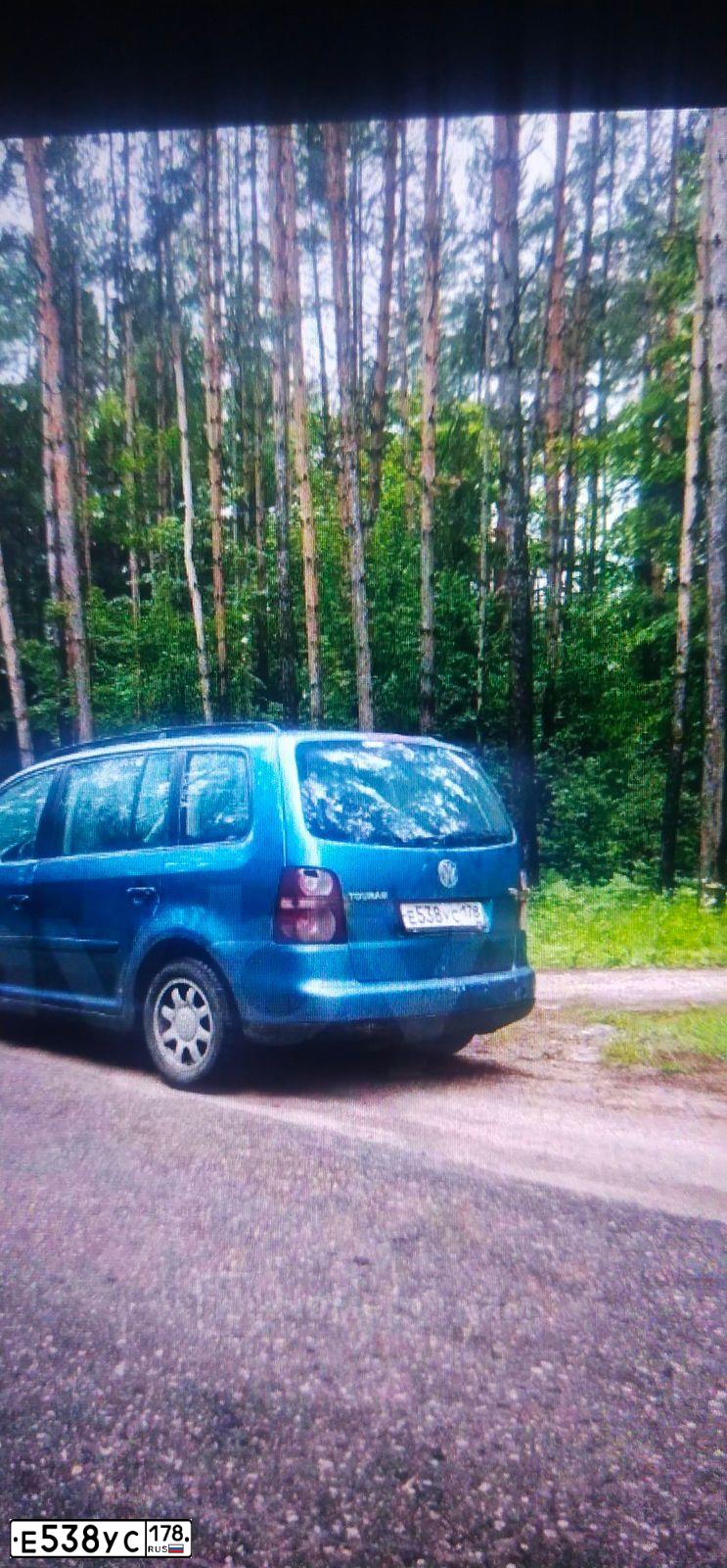 Фото автомобиля VOLKSWAGEN TOURAN, 2004 — госномер Е538УС178. Цвет: СИНИЙ