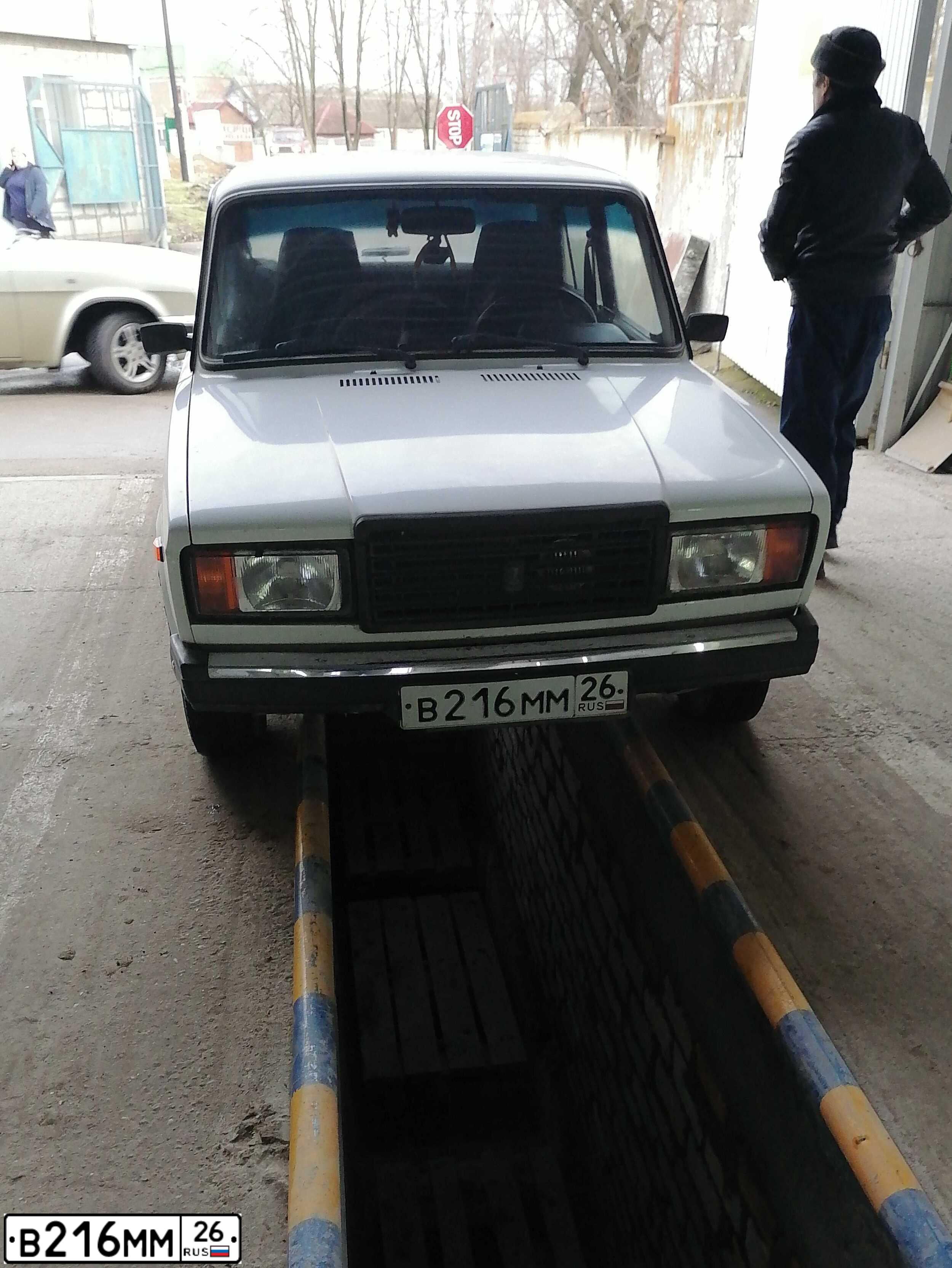 Фото автомобиля LADA 2107, 2008 — госномер В216ММ26. Цвет: ЯРКО-БЕЛЫЙ