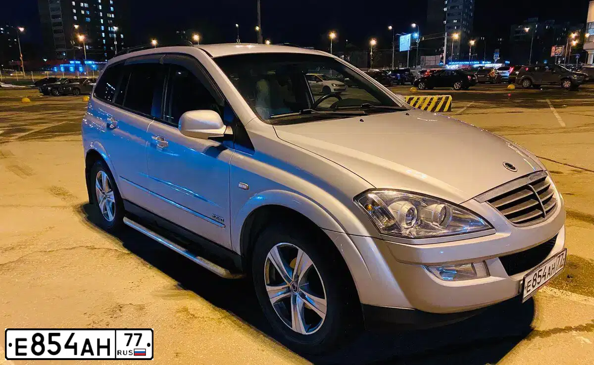 Фото автомобиля SSANGYONG KYRON, 2012 — госномер Е854АН77. Цвет: Серебристый