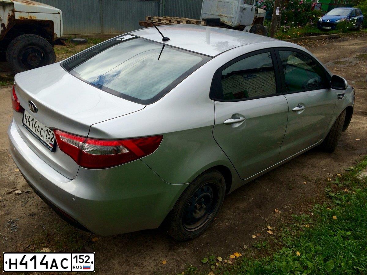 Фото автомобиля KIA RIO, 2013 — госномер Н414АС152. Цвет: СЕРЕБРИСТЫЙ