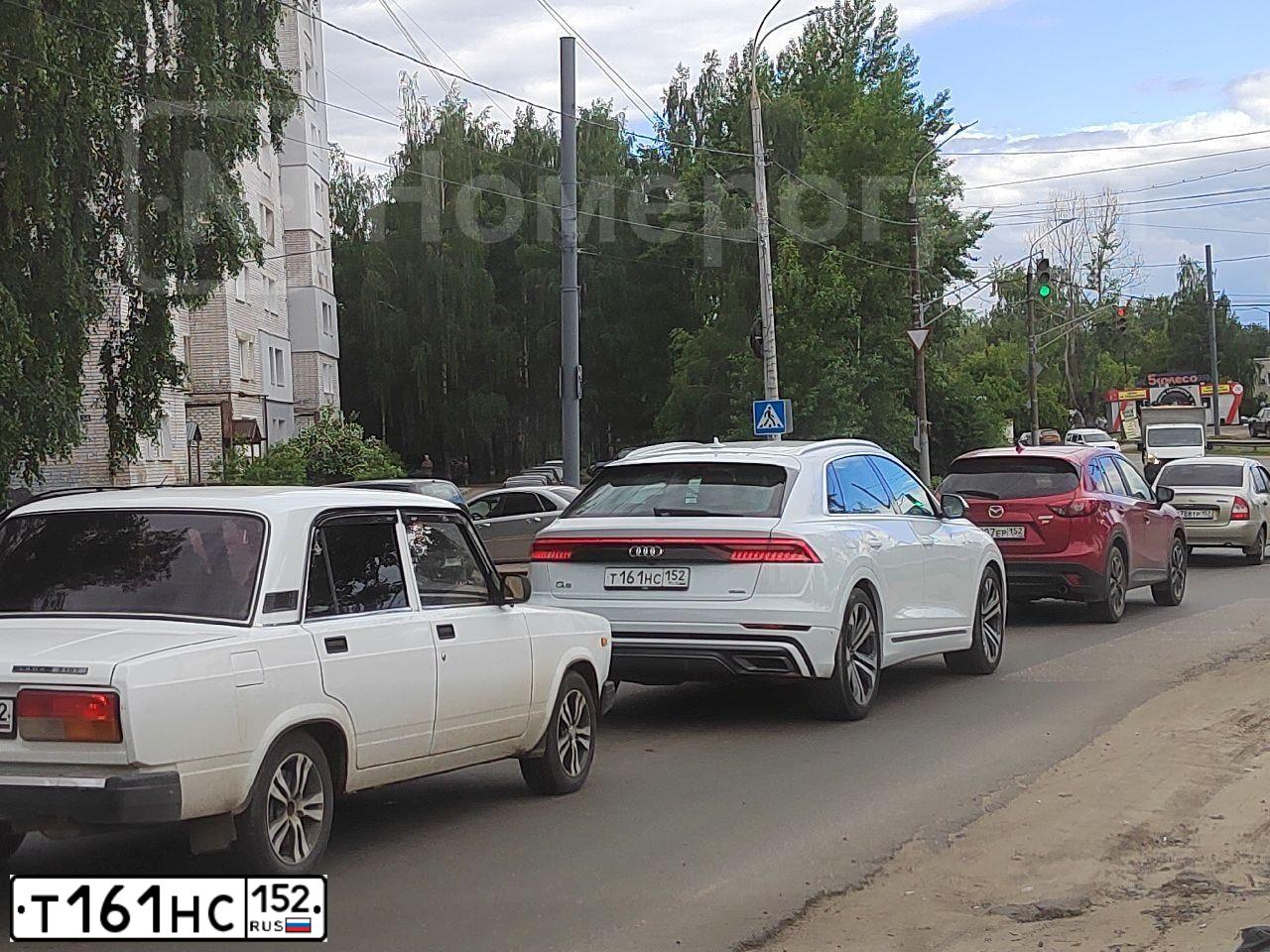 Фото автомобиля AUDI Q8, 2021 — госномер Т161НС152. Цвет: Белый