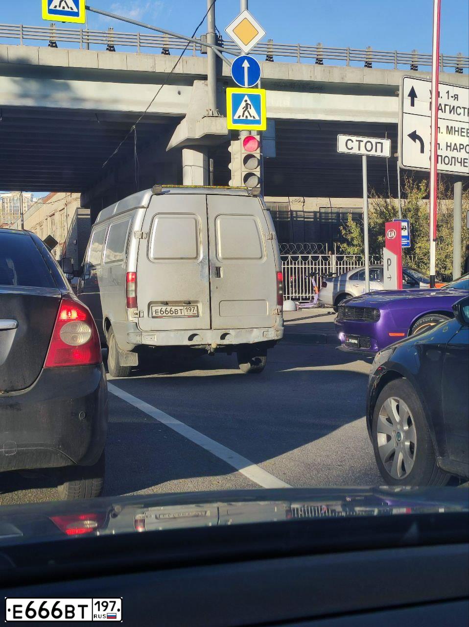 Фото автомобиля BMW X5, 2007 — госномер К001ЕВ98. Цвет: СЕРЫЙ