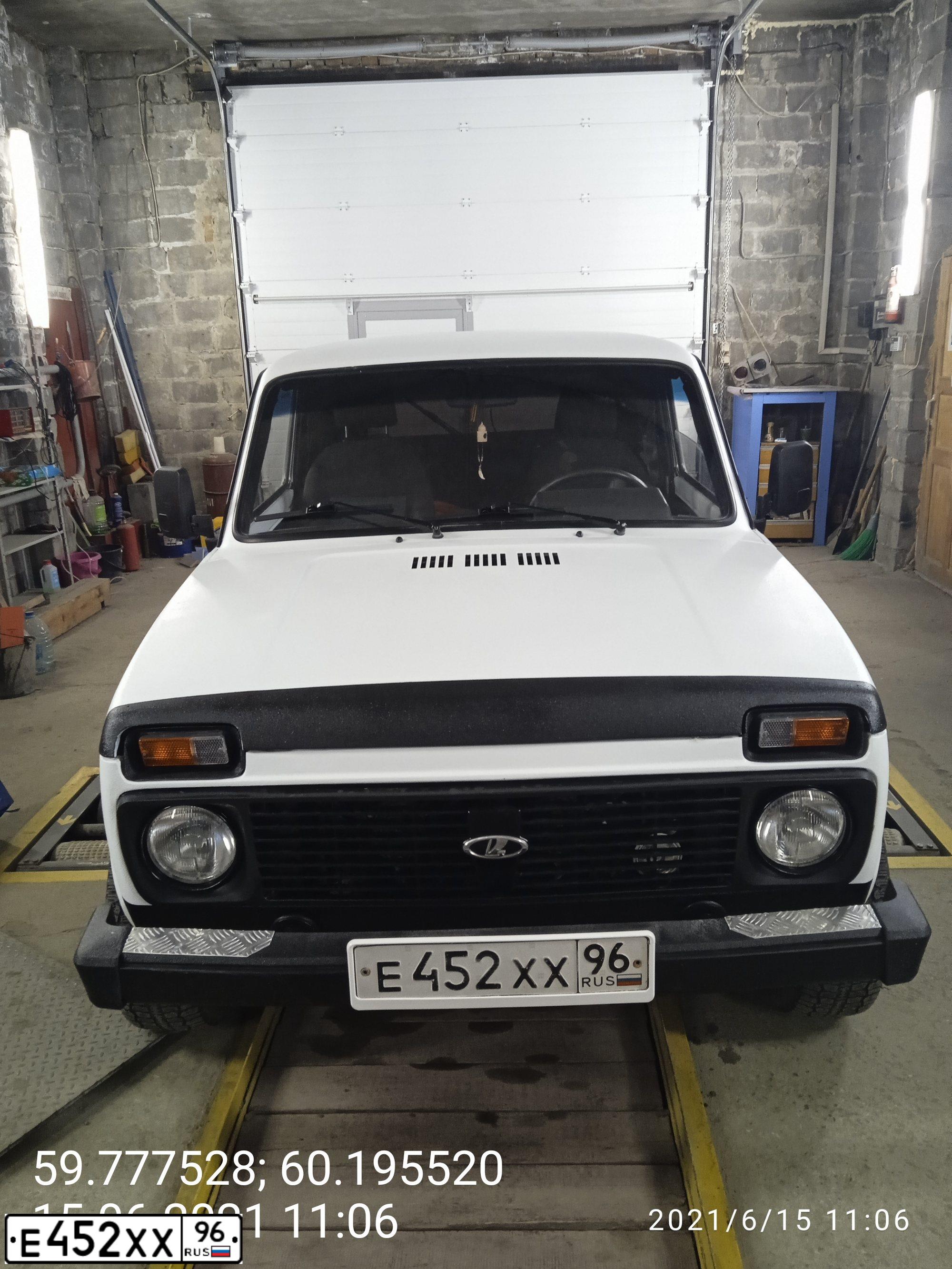 Фото автомобиля LADA 2121 NIVA, 2007 — госномер Е452ХХ96. Цвет: Белый