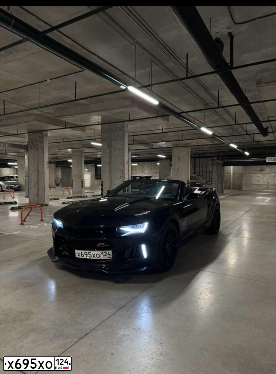 Фото автомобиля CHEVROLET CAMARO, 2015 — госномер Х695ХО124. Цвет: ЧЕРНЫЙ