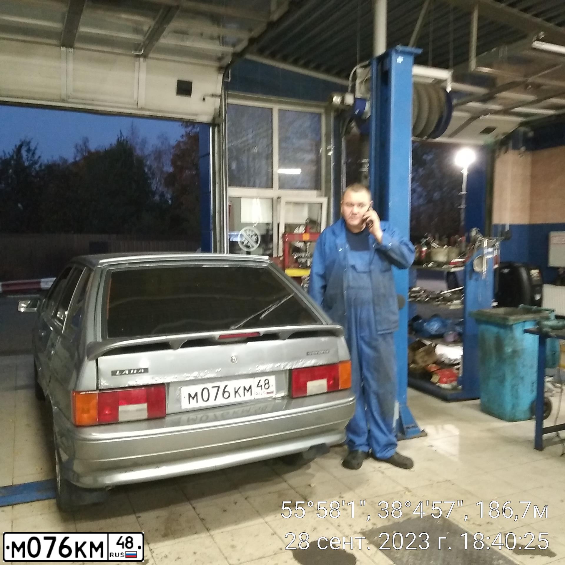 Фото автомобиля LADA 2114 SAMARA, 2007 — госномер Е427ТК790. Цвет: СЕРО-ЗЕЛЕНЫЙ МЕТАЛЛИК