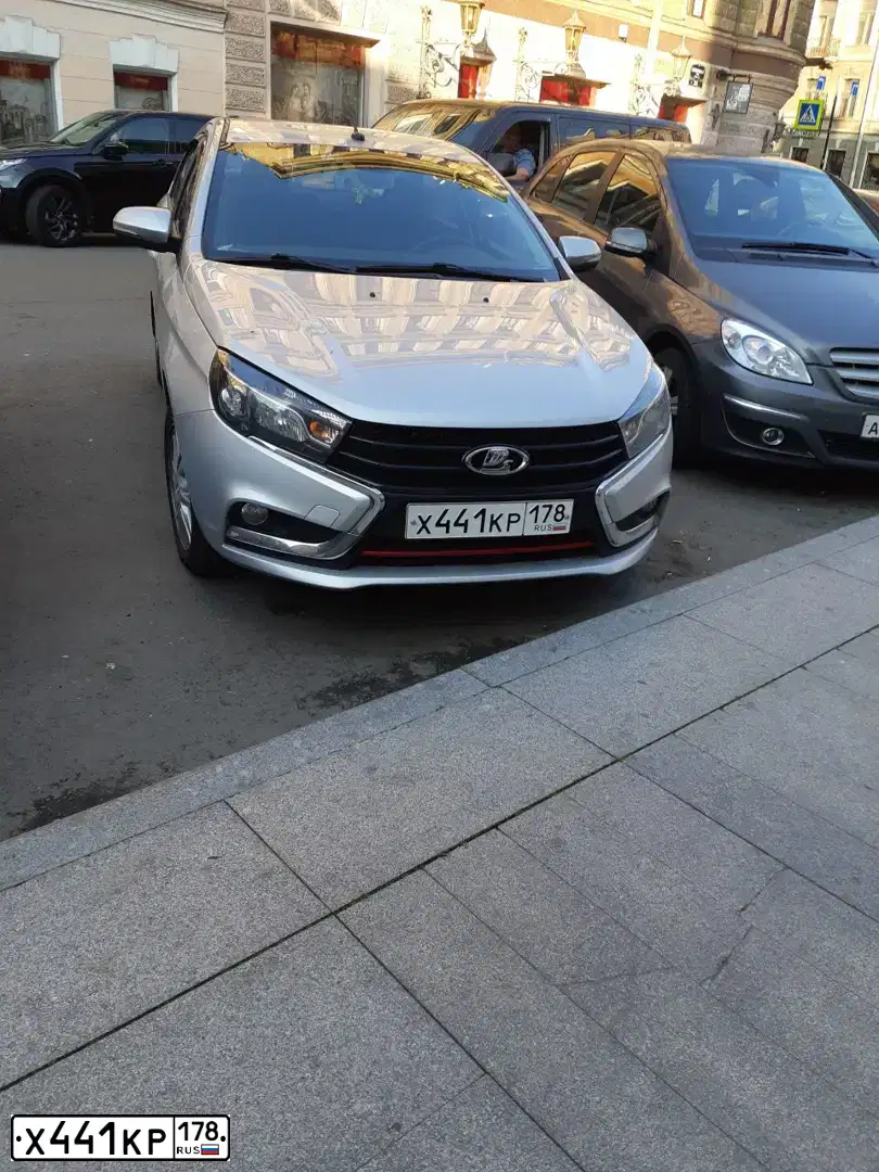 Фото автомобиля LADA VESTA, 2017 — госномер Х441КР178. Цвет: Серебристый