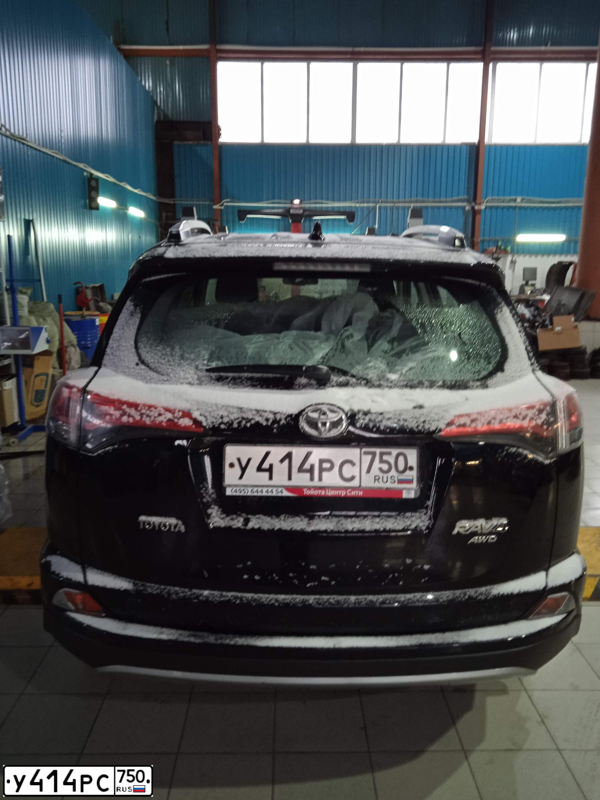 Фото автомобиля TOYOTA RAV4, 2017 — госномер У414РС750. Цвет: ЧЕРНЫЙ МЕТАЛЛИК