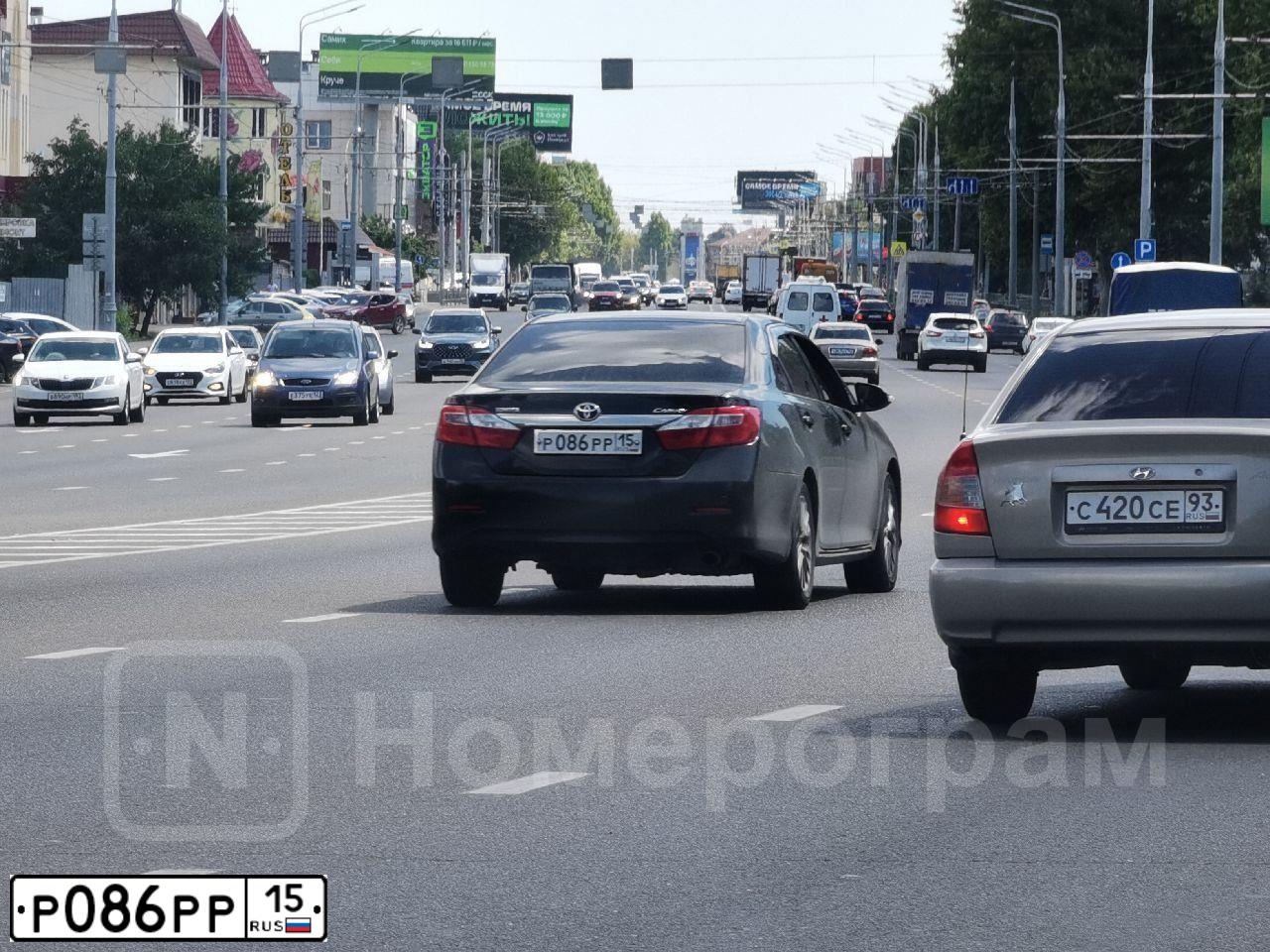 Фото автомобиля TOYOTA CAMRY, 2013 — госномер Н325МХ15. Цвет: ЧЕРНЫЙ МЕТАЛЛИК