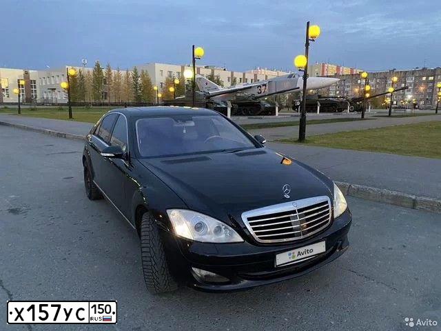 Фото автомобиля MERCEDES S-KLASSE, 2005 — госномер Р173ВМ154. Цвет: ЧЕРНЫЙ
