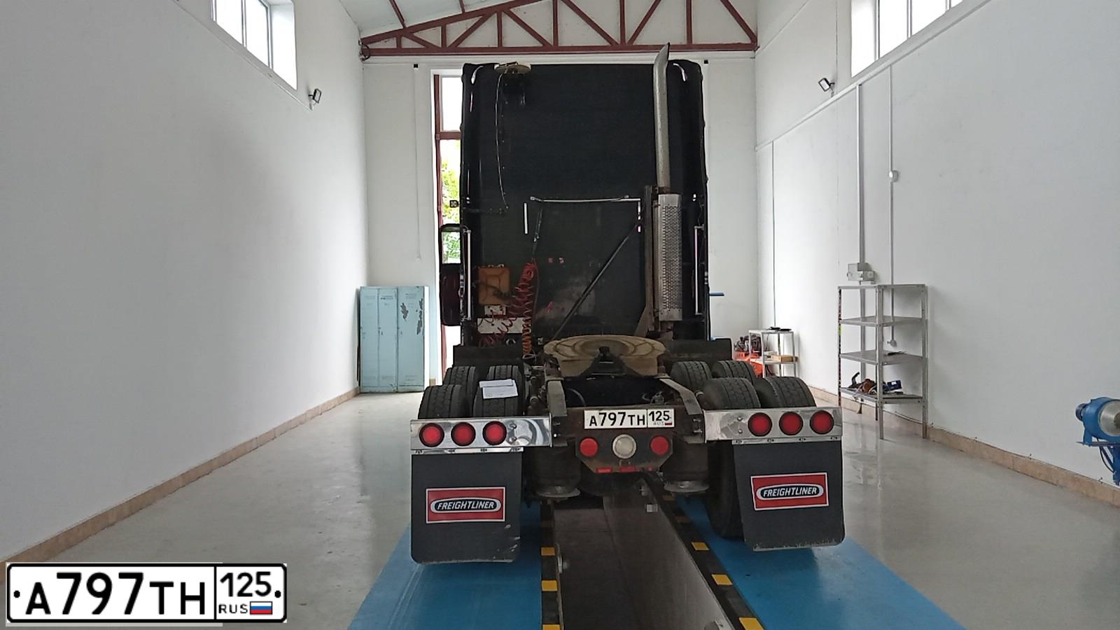 Фото автомобиля FREIGHTLINER SEVERE DUTY FLD, 1999 — госномер А797ТН125. Цвет: ЧЕРНЫЙ