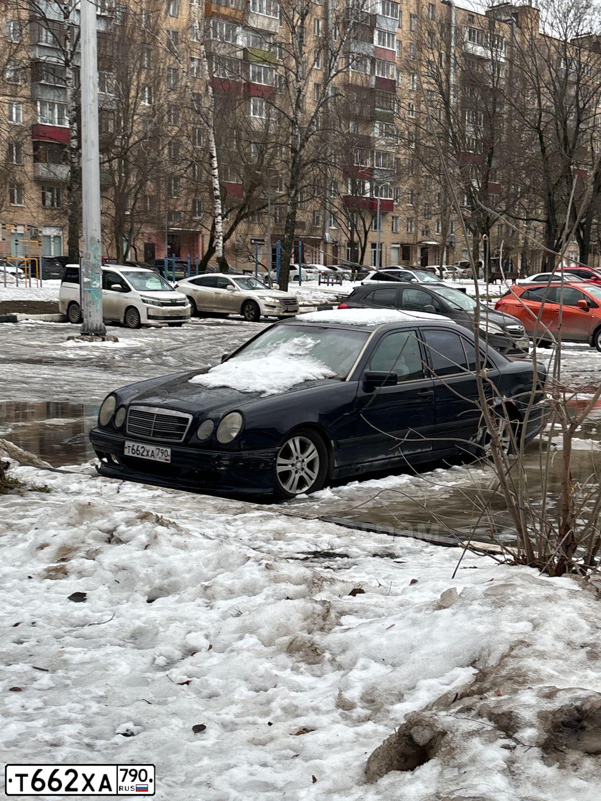 Фото автомобиля MERCEDES E-KLASSE, 1996 — госномер Т662ХА790. Цвет: Темно-синий