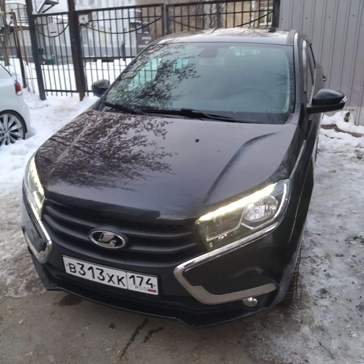 Фото автомобиля LADA XRAY, 2017 — госномер В313ХК174. Цвет: ЧЕРНЫЙ