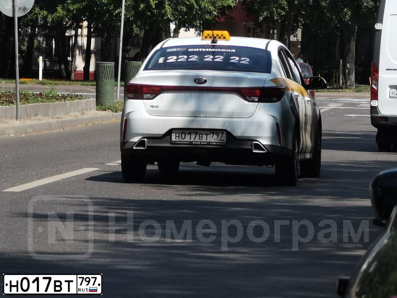 Фото автомобиля KIA RIO, 2020 — госномер М943ХР198. Цвет: БЕЛЫЙ-ЧЕРНЫЙ