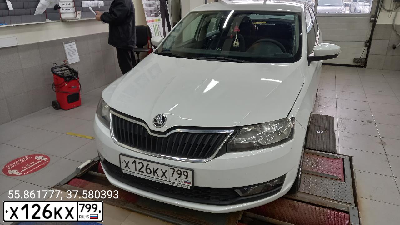 Фото автомобиля SKODA RAPID, 2018 — госномер С196АА250. Цвет: Белый