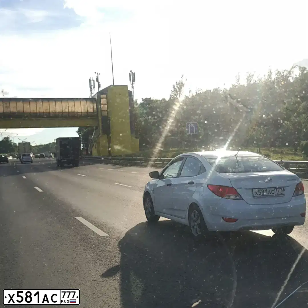Фото автомобиля HYUNDAI SOLARIS, 2013 — госномер Х581АС777. Цвет: БЕЛЫЙ