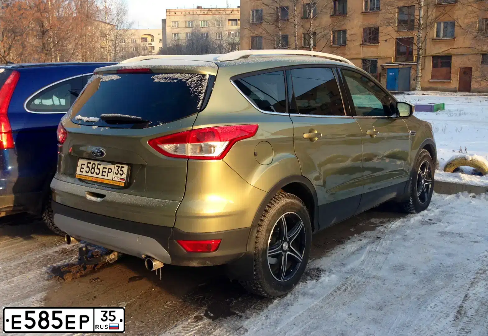 Фото автомобиля FORD KUGA, 2013 — госномер В645КР76. Цвет: СЕРО-ЗЕЛЕНЫЙ
