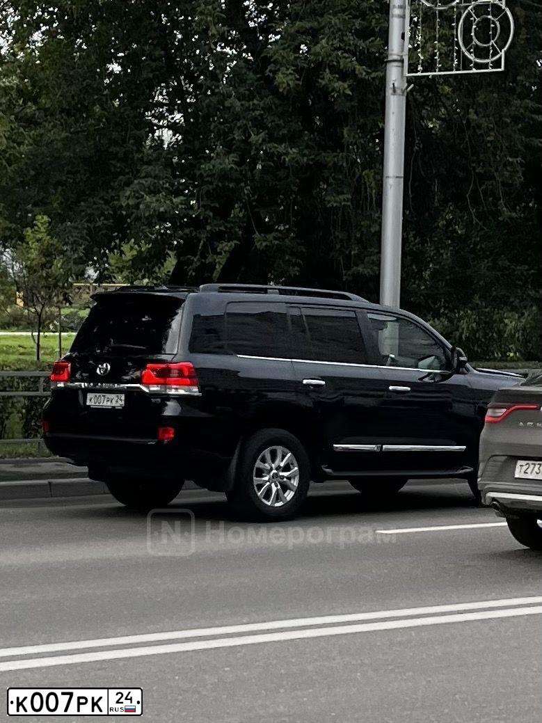 Фото автомобиля TOYOTA LANDCRUISER 200, 2010 — госномер К007РК24. Цвет: ЧЕРНЫЙ