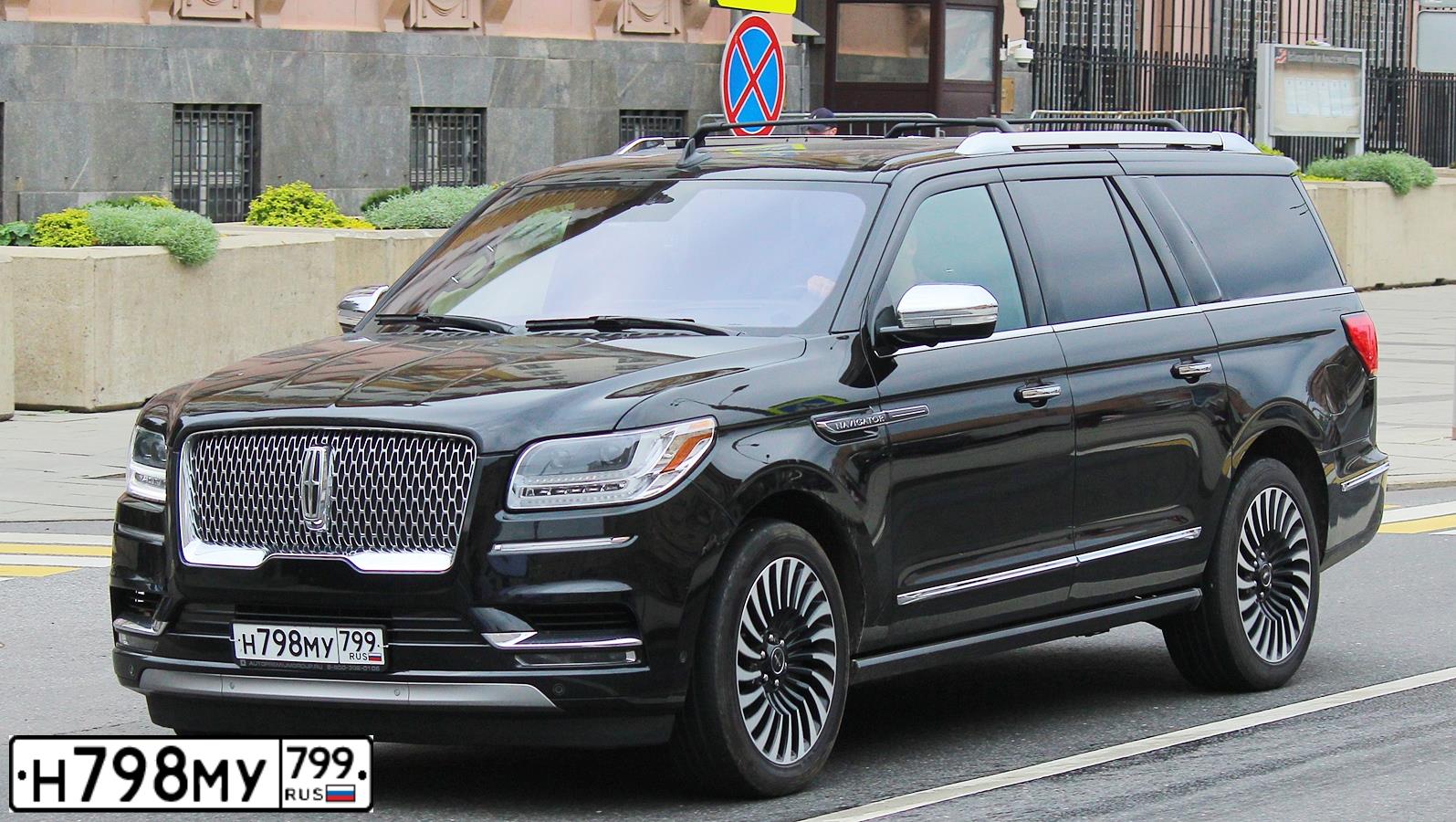 Фото автомобиля LINCOLN NAVIGATOR, 2018 — госномер Н798МУ799. Цвет: ЧЕРНЫЙ