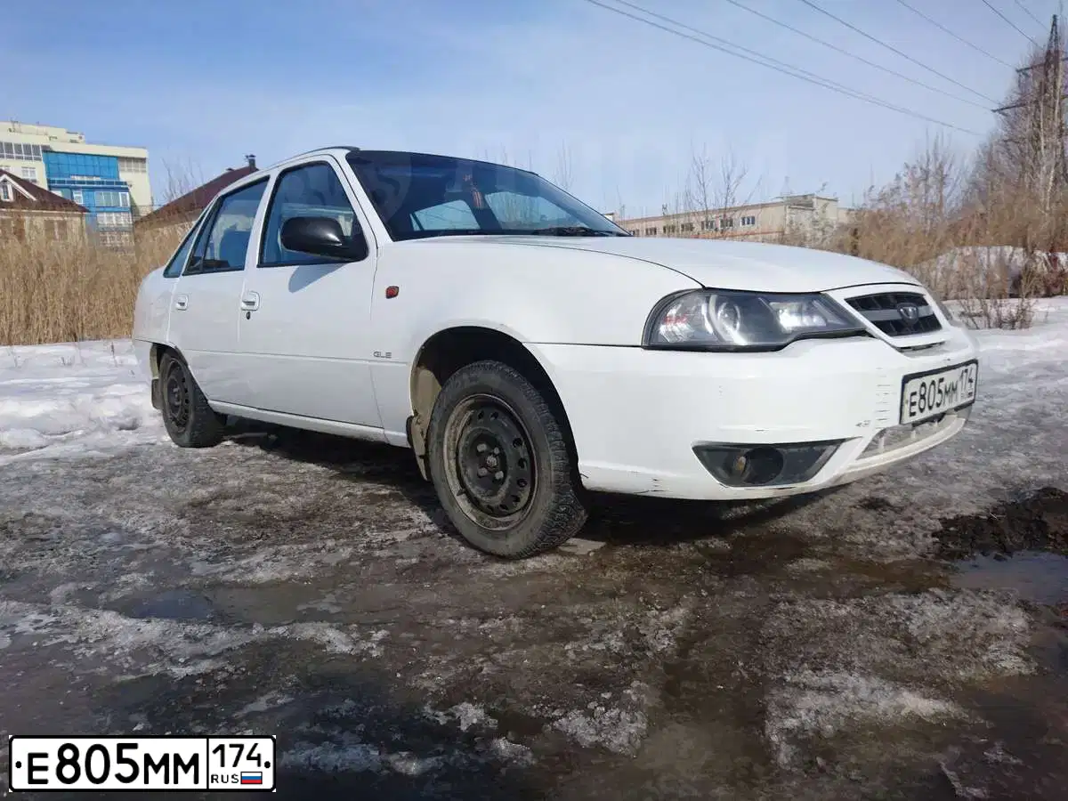 Фото автомобиля DAEWOO NEXIA, 2008 — госномер Е805ММ174. Цвет: БЕЛЫЙ