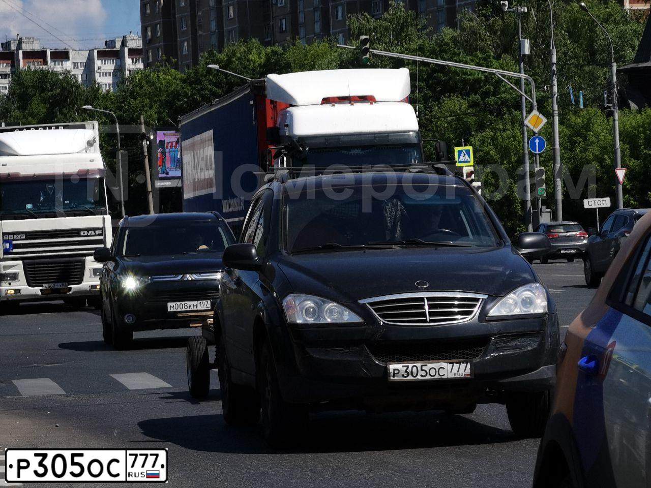 Фото автомобиля SSANGYONG KYRON, 2014 — госномер Р305ОС777. Цвет: ЧЕРНЫЙ